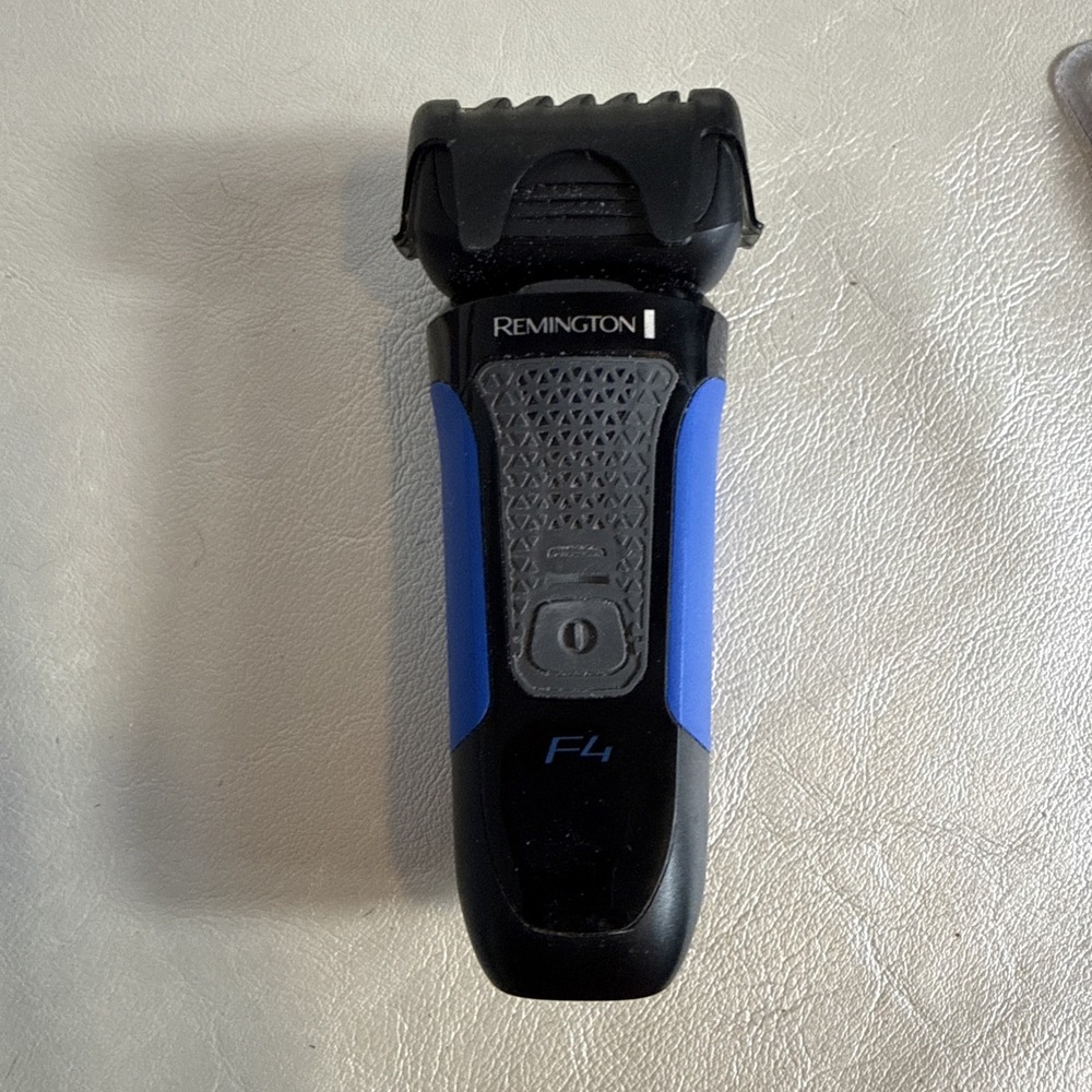 Remington F4 Cordless Rechargeable Working Shaver Blue/Black. No Charging Cord